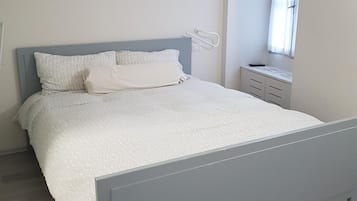 Schreibtisch, Babybetten, BettwÀsche