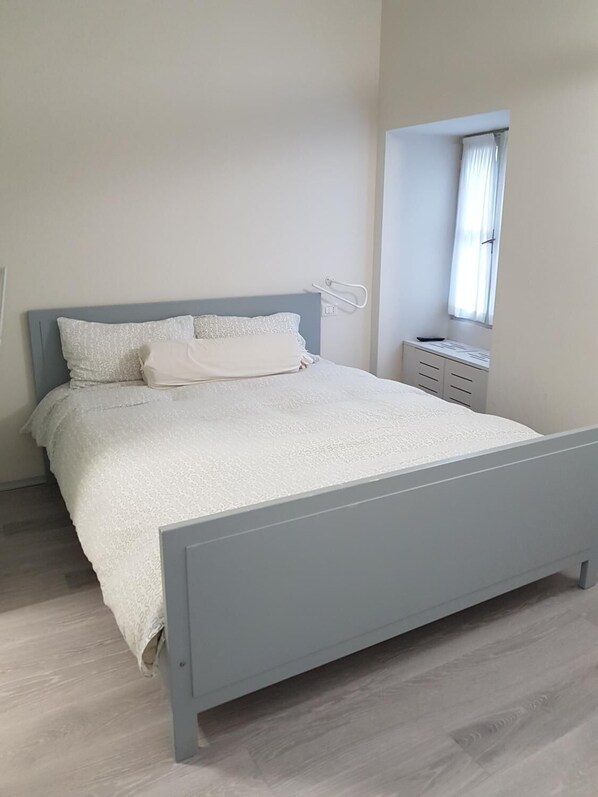 Bureau, lits bébé (en supplément), draps fournis