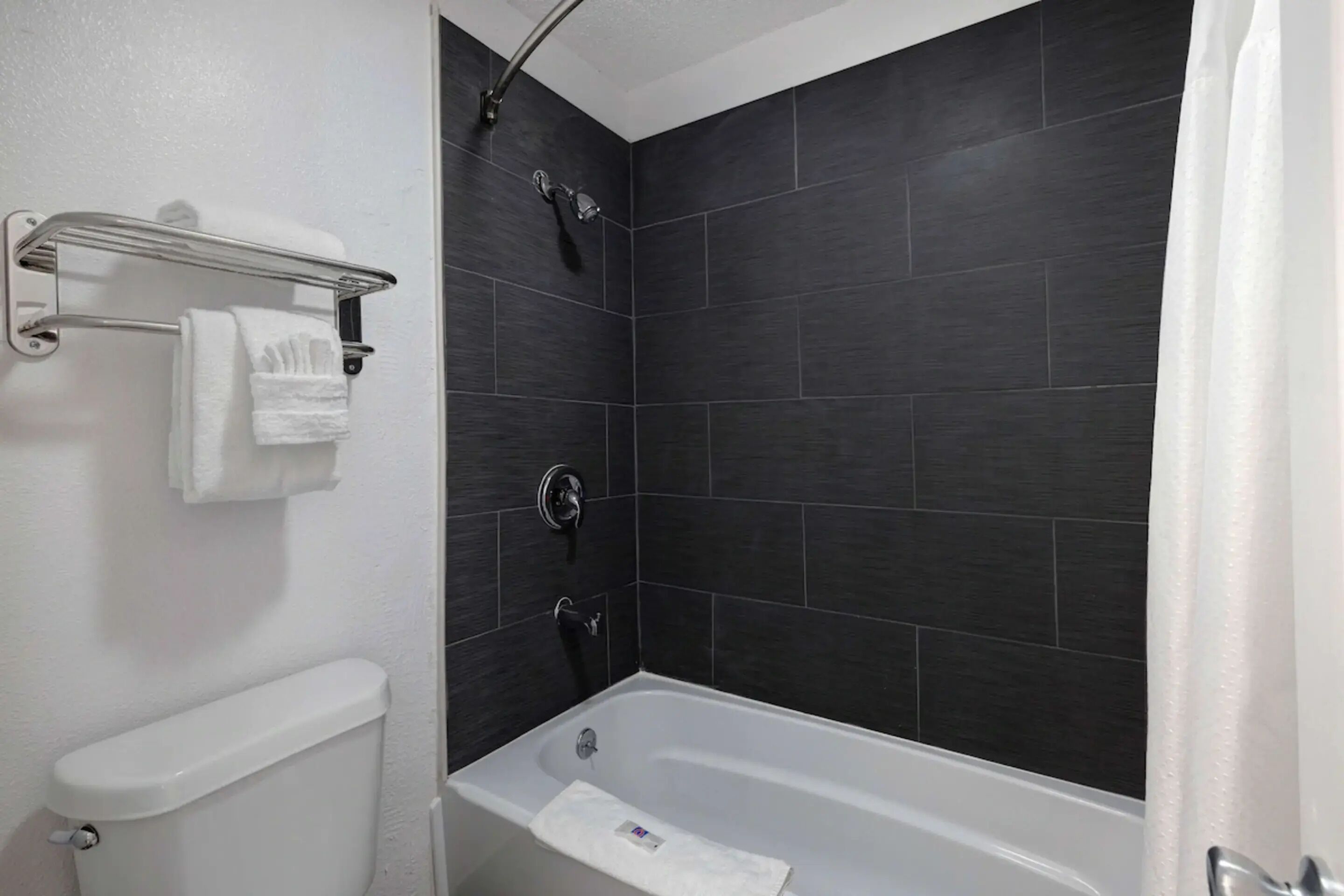 Combined shower/tub, towels