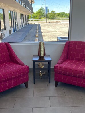 Coin salon dans le hall