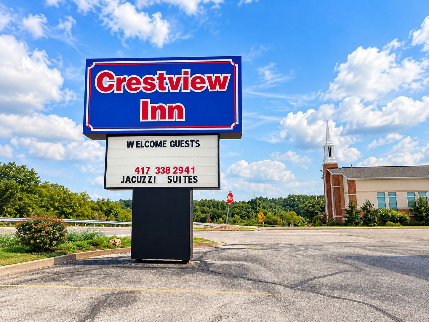 Señal de Crestview Inn con un mensaje de bienvenida y número de contacto para suites con jacuzzi.