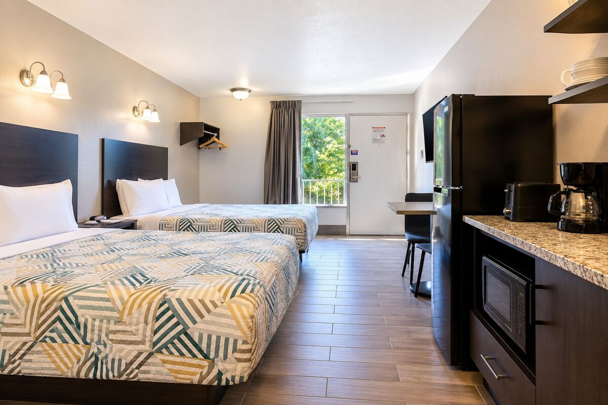 Deluxe Studio | Premium bedding, desk, iron/ironing board (on request), WiFi (free)