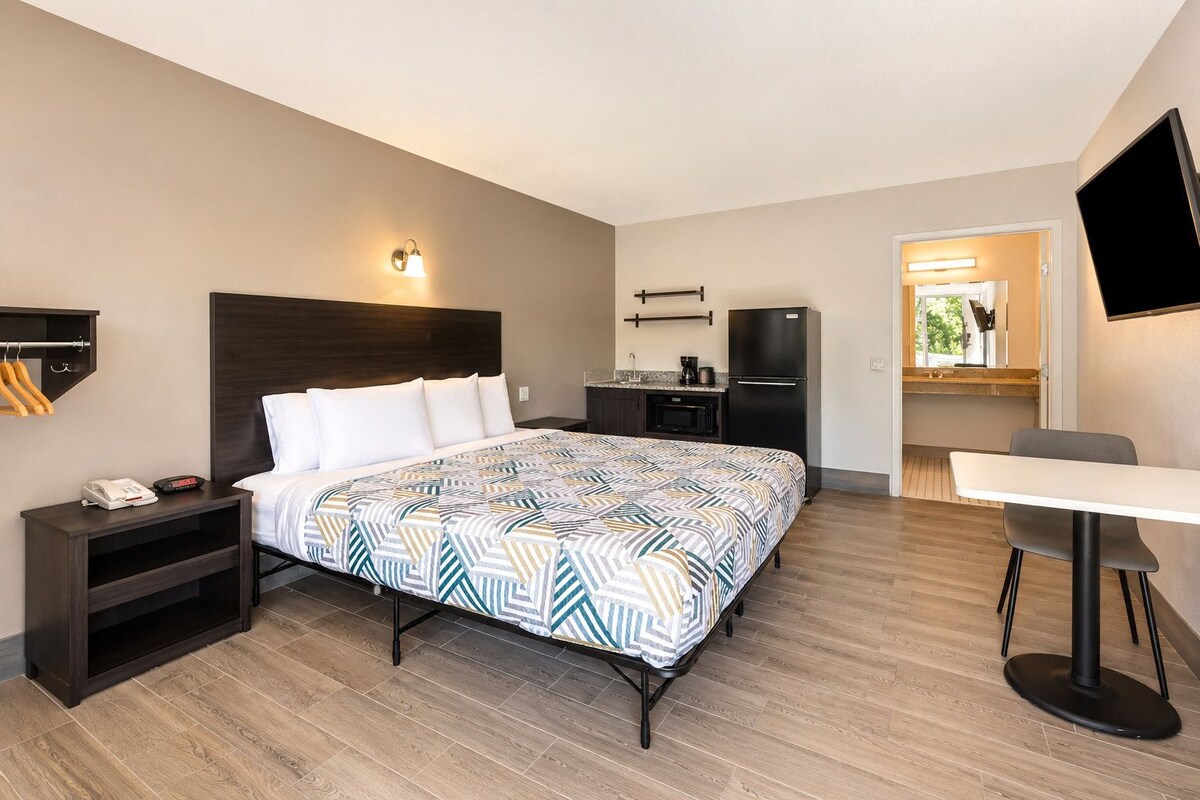 Premium bedding, desk, iron/ironing board (on request), WiFi (free)