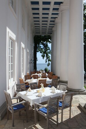 Breakfast, dinner served; Mediterranean cuisine, sea views 