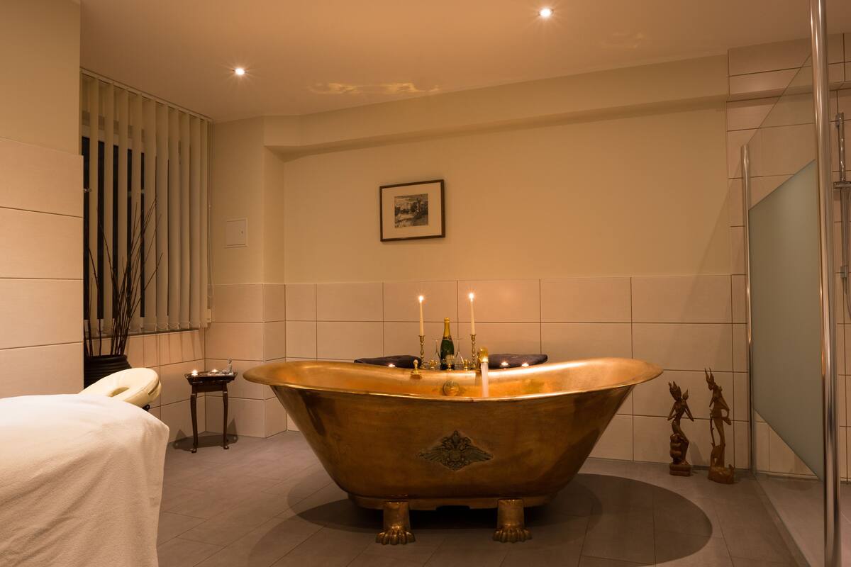 sauna, steam room, hot springs/mineral springs, body treatments