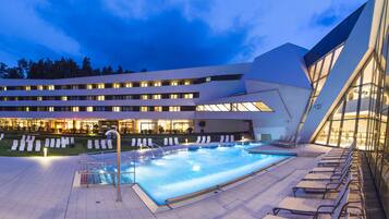 2 Innenpools, Außenpool, Sonnenschirme, Liegestühle