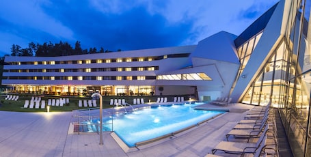 2 indoor pools, outdoor pool, open 8 AM to 10 PM, pool umbrellas. Thermenhotel Karawankenhof
