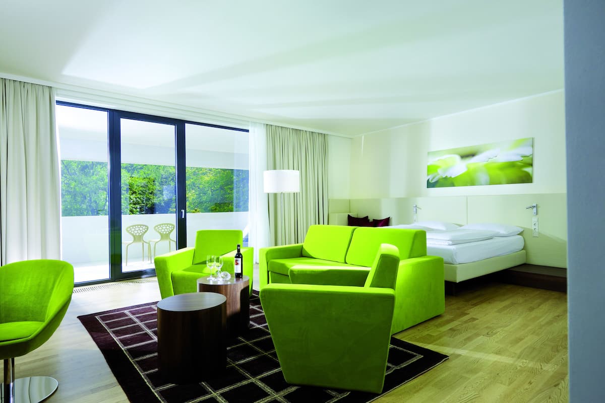 hypo-allergenic bedding, minibar, in-room safe, desk