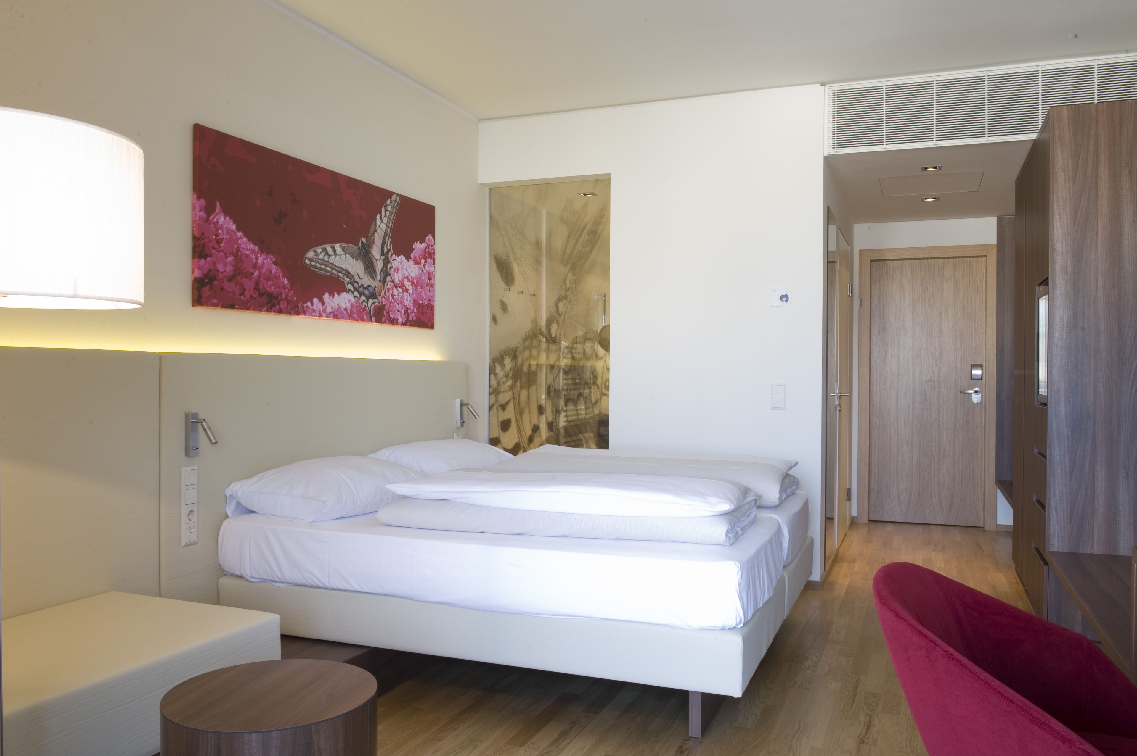 classic double room | hypo-allergenic bedding, minibar, in-room safe, desk