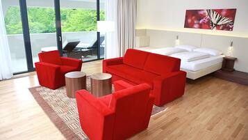 Allergikerbettwaren, Minibar, Zimmersafe, Schreibtisch