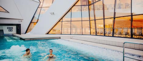 2 piscines couvertes, piscine extérieure, parasols de plage