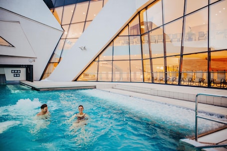 2 piscinas techadas, una piscina al aire libre, sombrillas