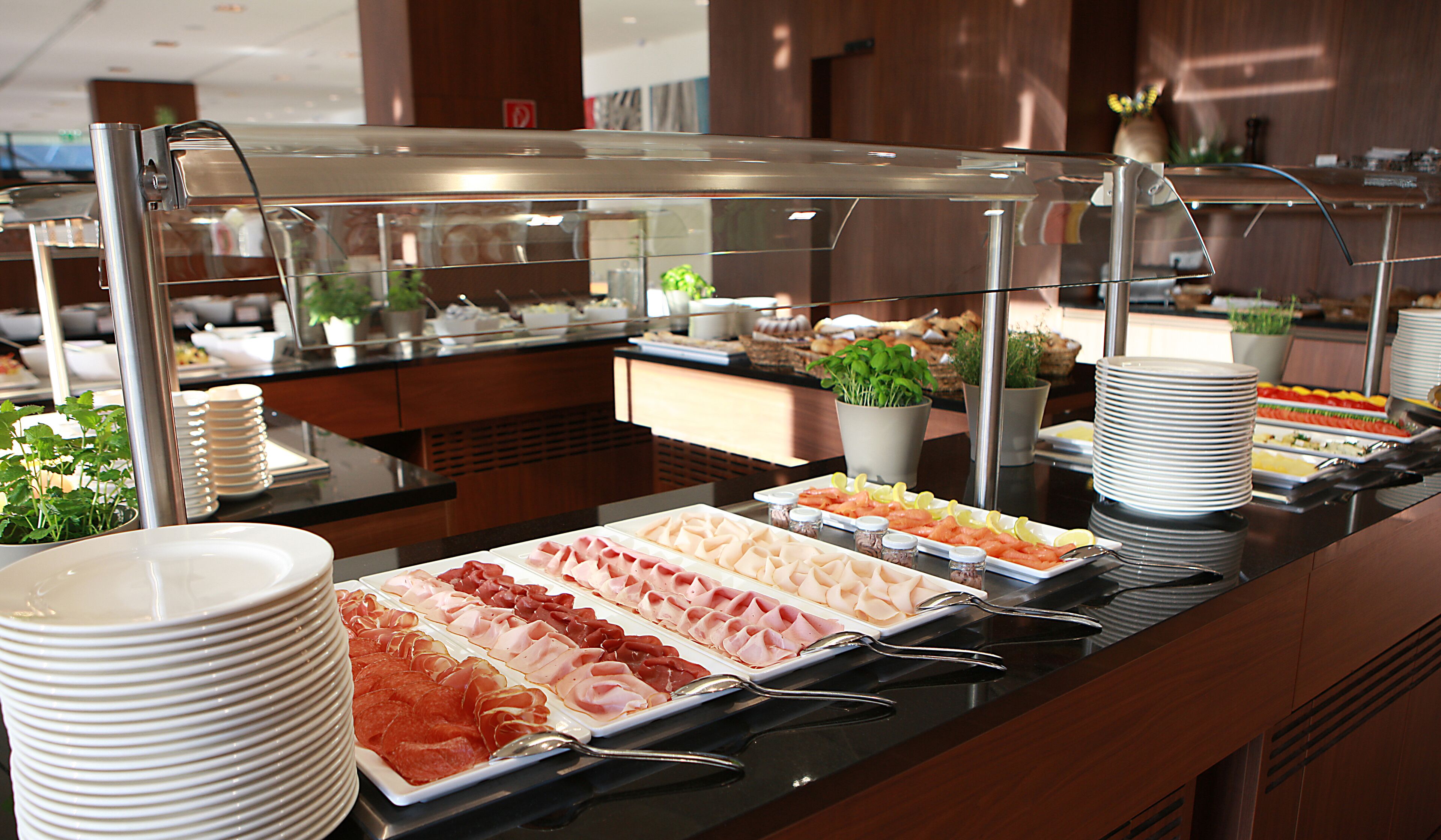 Bữa sáng buffet hàng ngày (27 EUR/mỗi người) 