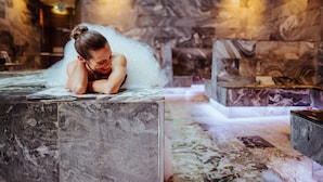 A spa area with marble walls and a marble-tiled floor. - Thermenhotel Karawankenhof (Villach)