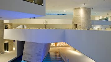 2 piscinas techadas, una piscina al aire libre, sombrillas