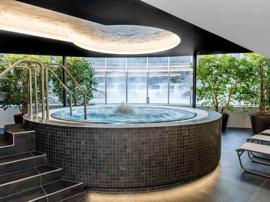 Bañera de hidromasaje cubierta
