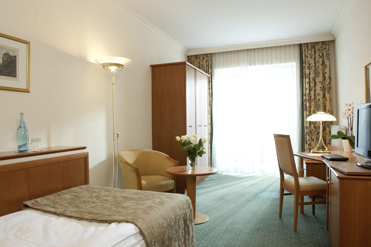 Habitación individual clásica | Ropa de cama de alta calidad y minibar 