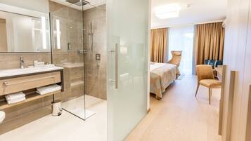 Premium-Doppelzimmer, 1 King-Bett, Balkon | Hochwertige Bettwaren, Minibar, Zimmersafe, Schreibtisch