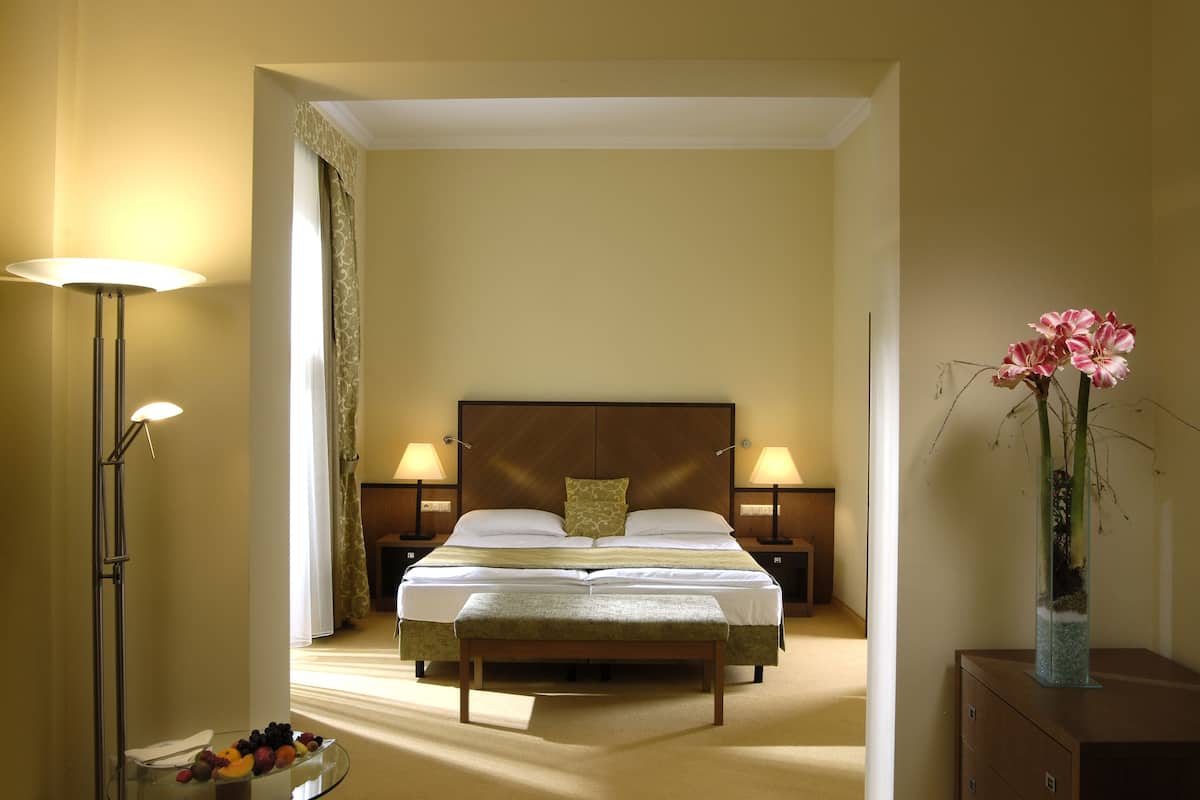 Junior suite, 1 kingsize bed, balkon | Luxe beddengoed, een minibar, een kluis op de kamer