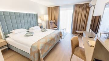 Premium-Doppelzimmer, 1 King-Bett, Balkon | Hochwertige Bettwaren, Minibar, Zimmersafe, Schreibtisch