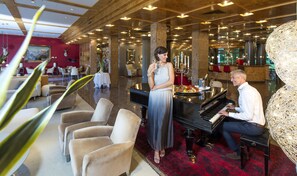 Lounge dans le hall, vue sur le jardin, ouvert tous les jours