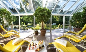 Couples treatment room(s), sauna, hot tub, steam room