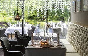 3 restaurants; breakfast, lunch, dinner and brunch served  - Hotel Warmbaderhof (Villach)