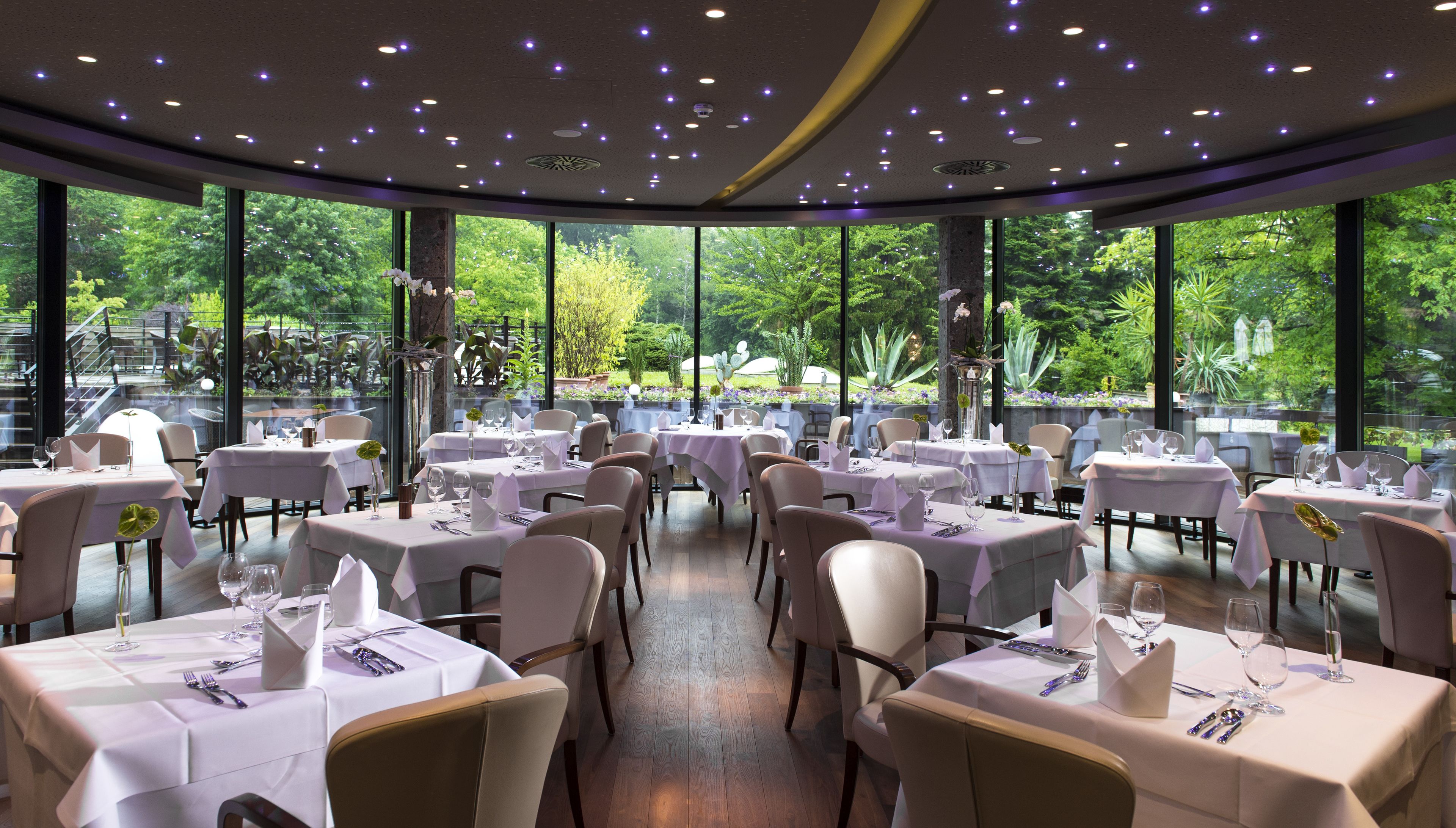 3 restaurants, breakfast served