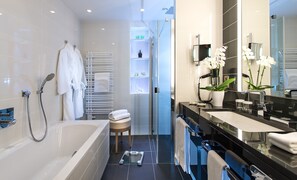 Juniorsvit - 1 kingsize-säng - balkong | Badrum | Gratis toalettartiklar, hårtork, badrock och tofflor