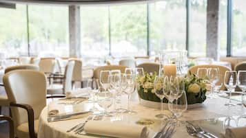 3 restaurants; breakfast, lunch, dinner, and brunch served