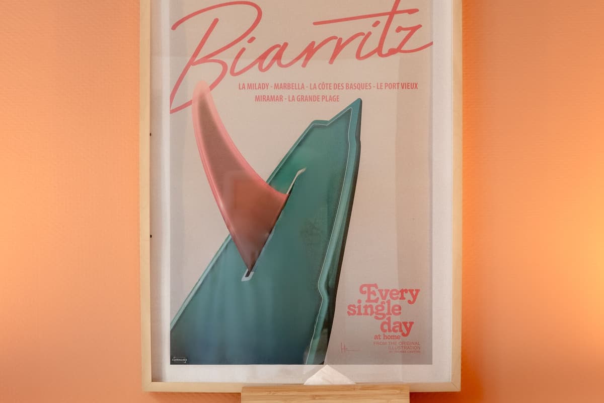 Comfort-rum | Värdeförvaringsskåp på rummet, skrivbord och arbetsyta för laptop