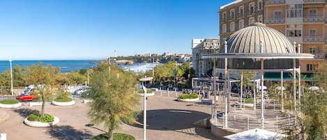 Standard-huone, valtamerinäköala | Tallelokero huoneessa, työpöytä