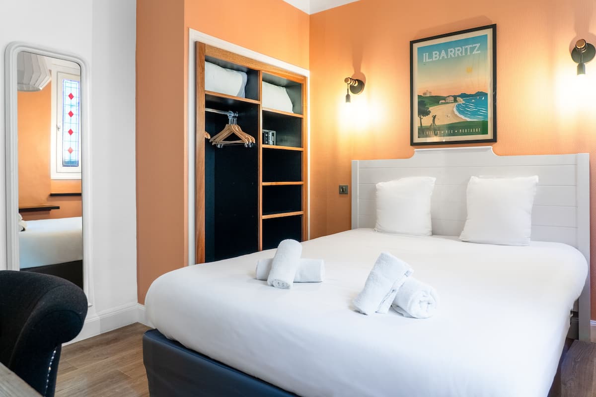 Rum | Värdeförvaringsskåp på rummet, skrivbord och arbetsyta för laptop