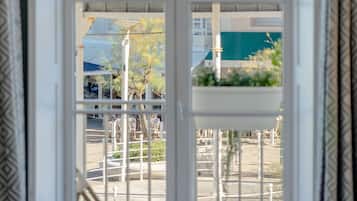 Standaard kamer, uitzicht op zee | Een kluis op de kamer, een bureau, een laptopwerkplek, gratis wifi