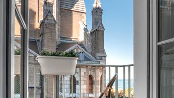 Kamer | Een kluis op de kamer, een bureau, een laptopwerkplek, gratis wifi