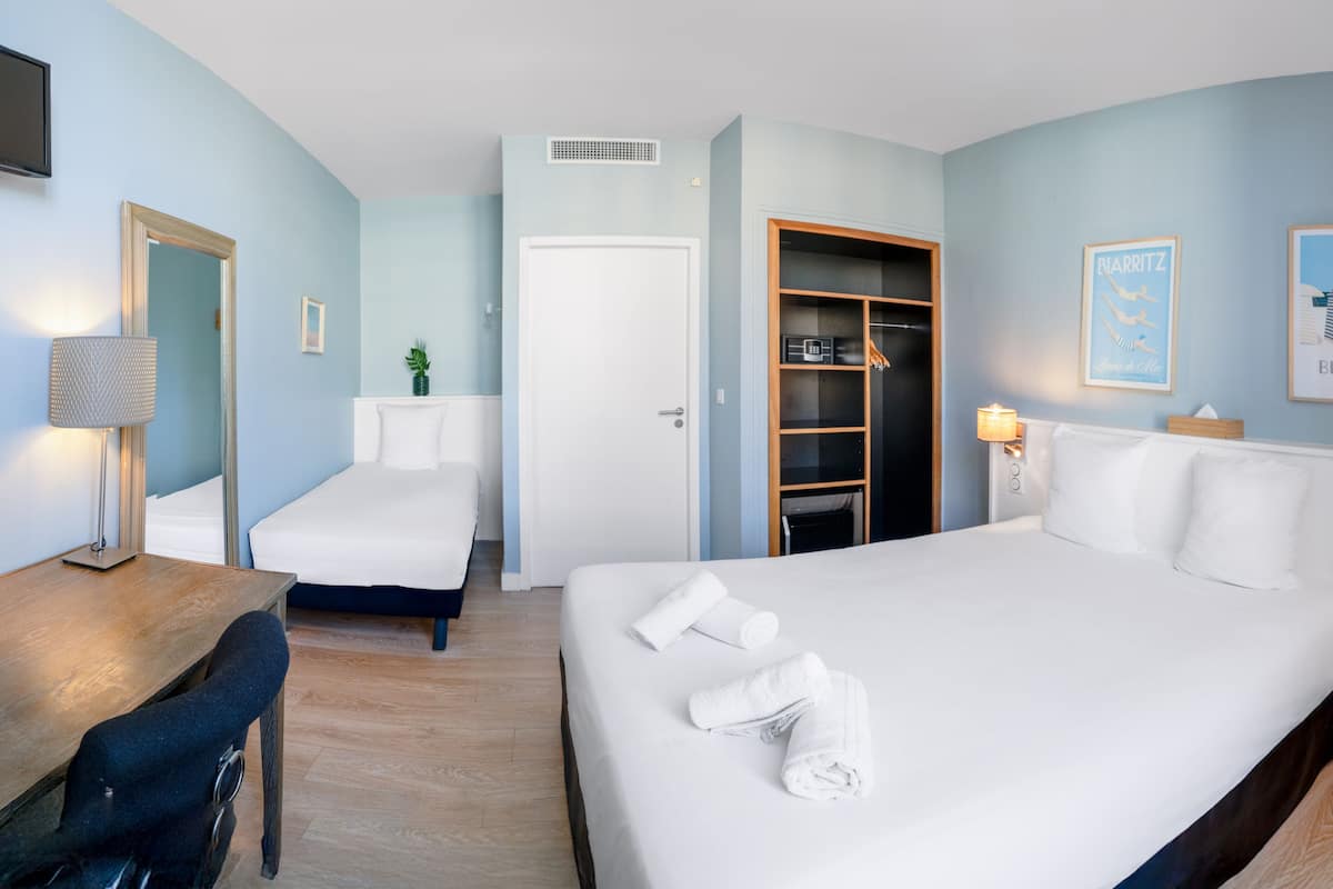 Chambre triple privilège avec vue sur la mer | Värdeförvaringsskåp på rummet, skrivbord och arbetsyta för laptop