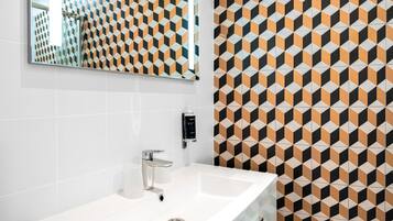 Superior Twin Room, Ensuite | In-room safe, desk, laptop workspace, free WiFi