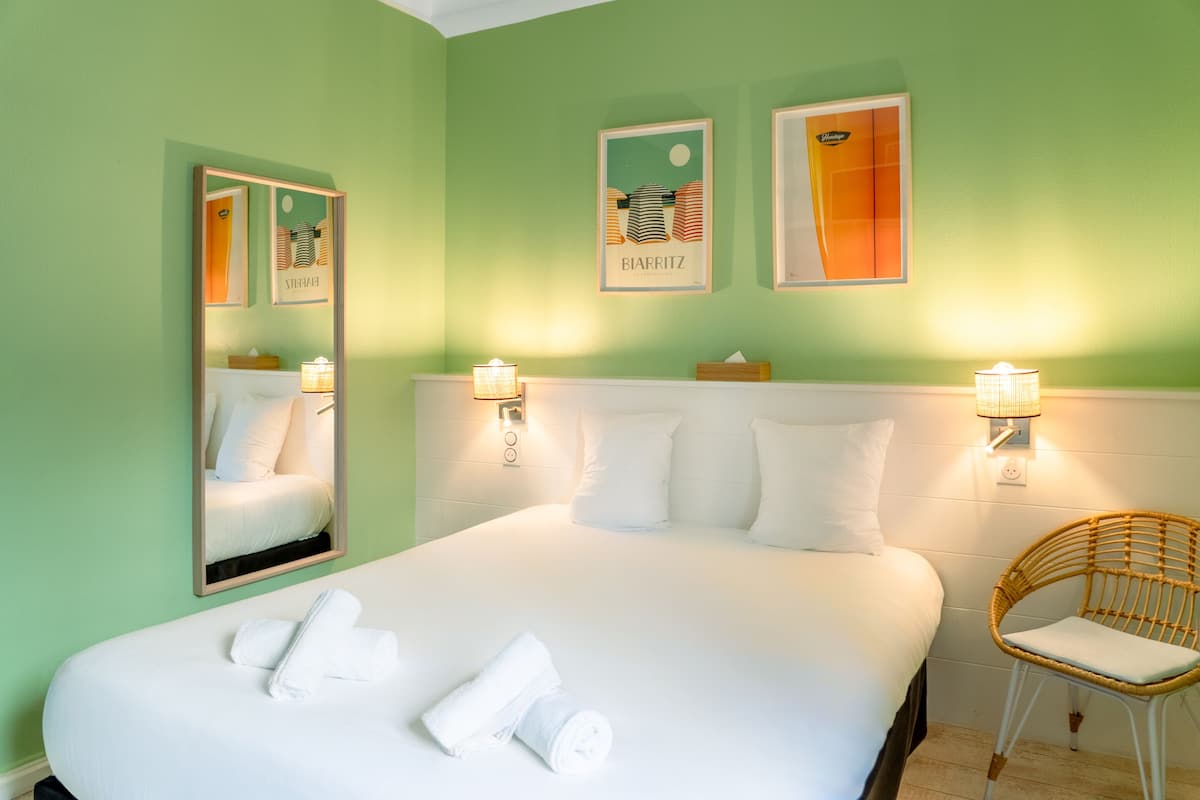 Rum | Värdeförvaringsskåp på rummet, skrivbord och arbetsyta för laptop