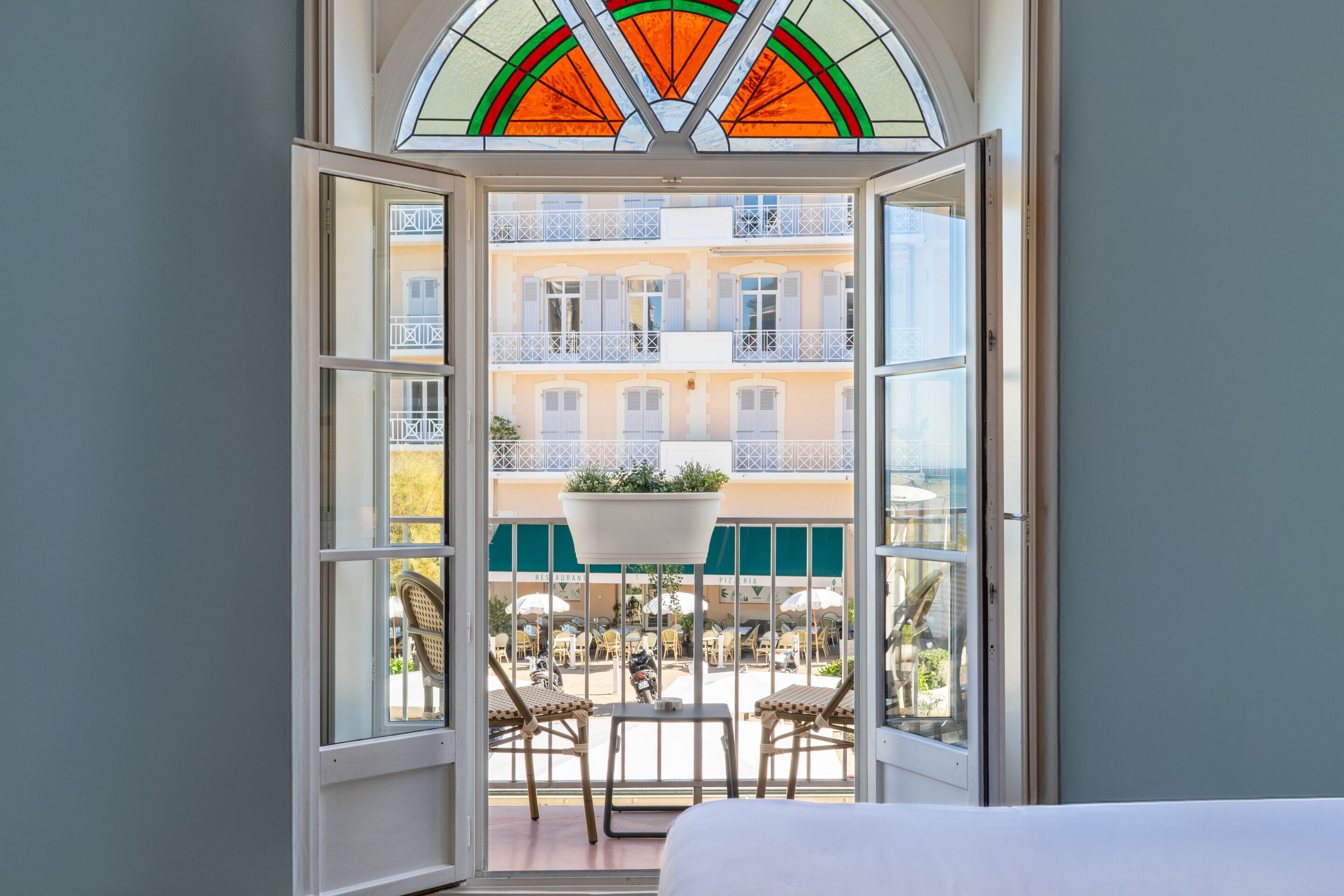 Caja de seguridad en la habitación y escritorio 