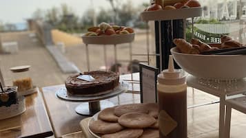 Desayuno continental diario (EUR 14 por persona)