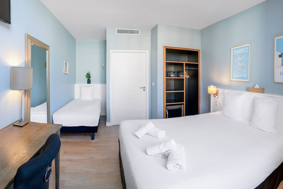 Chambre triple privilège avec vue sur la mer | 객실 내 금고, 무료 WiFi, 침대 시트