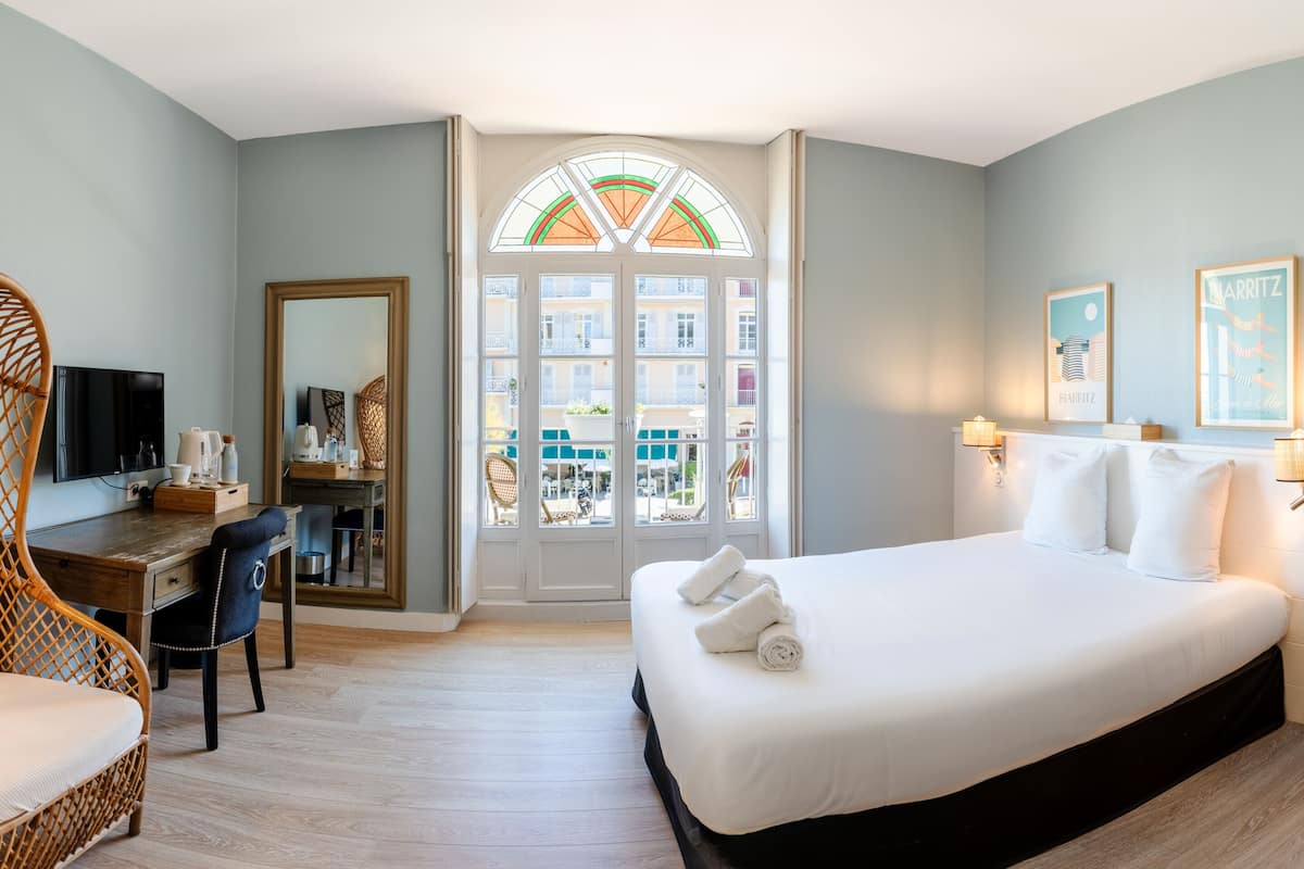 Standardrum - havsutsikt | Värdeförvaringsskåp på rummet, skrivbord och arbetsyta för laptop