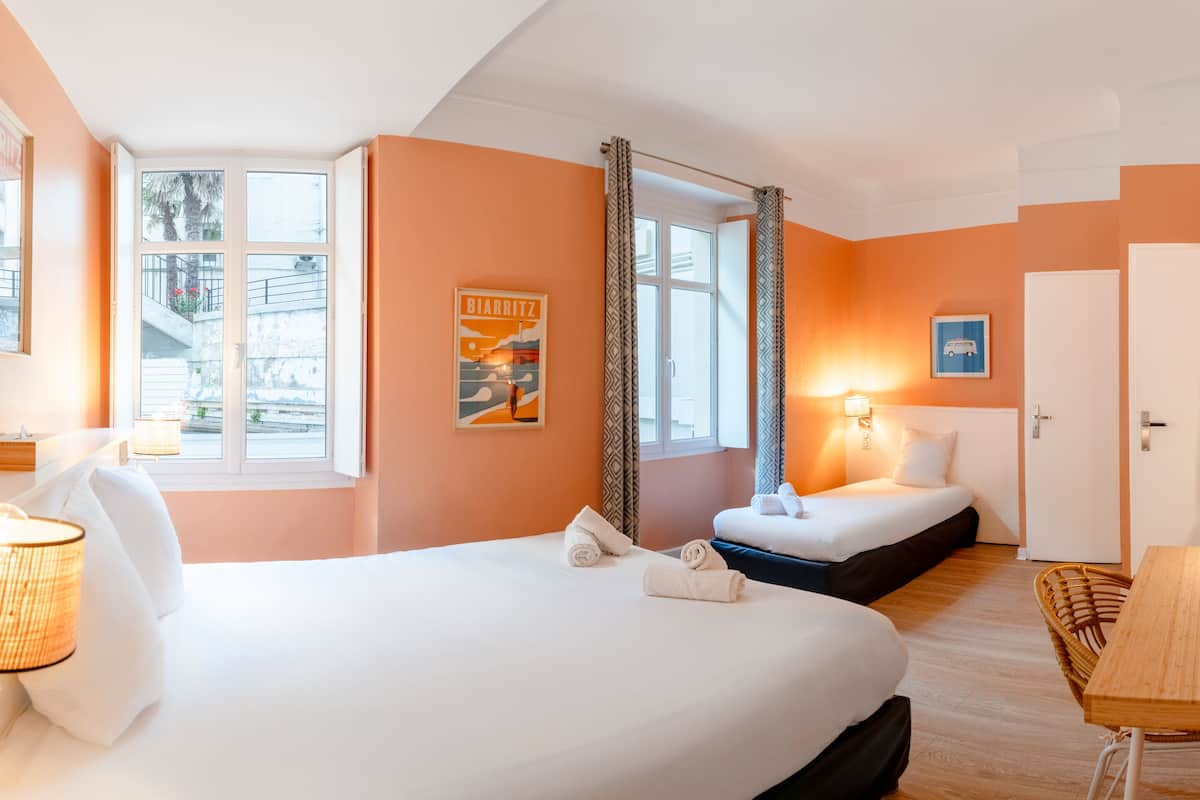 Superior trippelrum | Värdeförvaringsskåp på rummet, skrivbord och arbetsyta för laptop