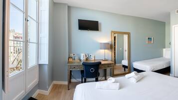 Premium driepersoonskamer | Een kluis op de kamer, een bureau, een laptopwerkplek, gratis wifi