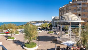 Habitación estándar, vista al océano | Caja de seguridad en la habitación y escritorio