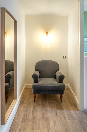 Habitación superior con 2 camas individuales, baño privado | Caja fuerte, escritorio, espacio para trabajar con un portátil