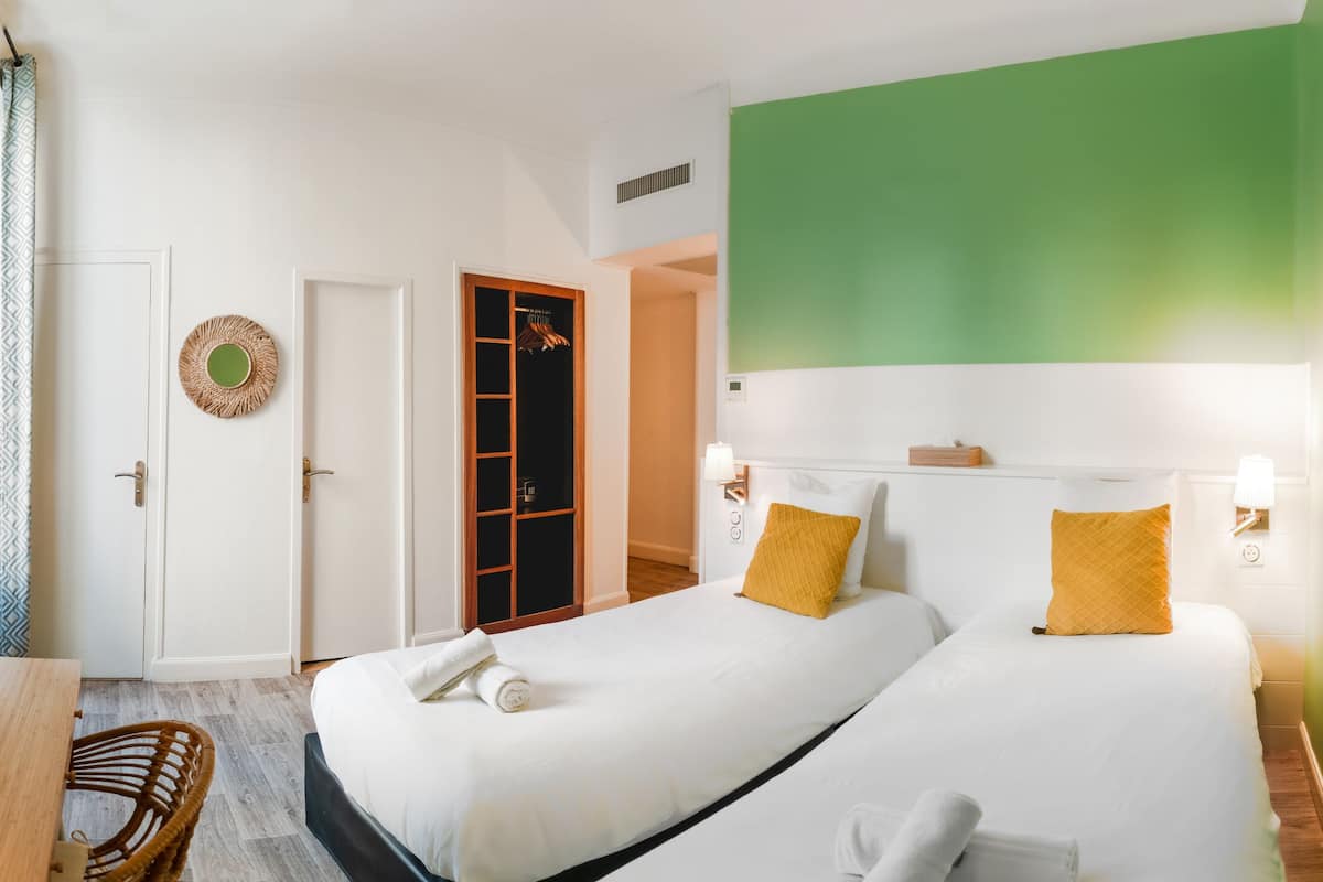 Superior tvåbäddsrum - eget badrum | Värdeförvaringsskåp på rummet, skrivbord och arbetsyta för laptop