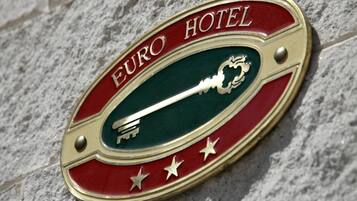 Segnaletica di un hotel con la scritta "EURO HOTEL" e simbolo di una chiave.
