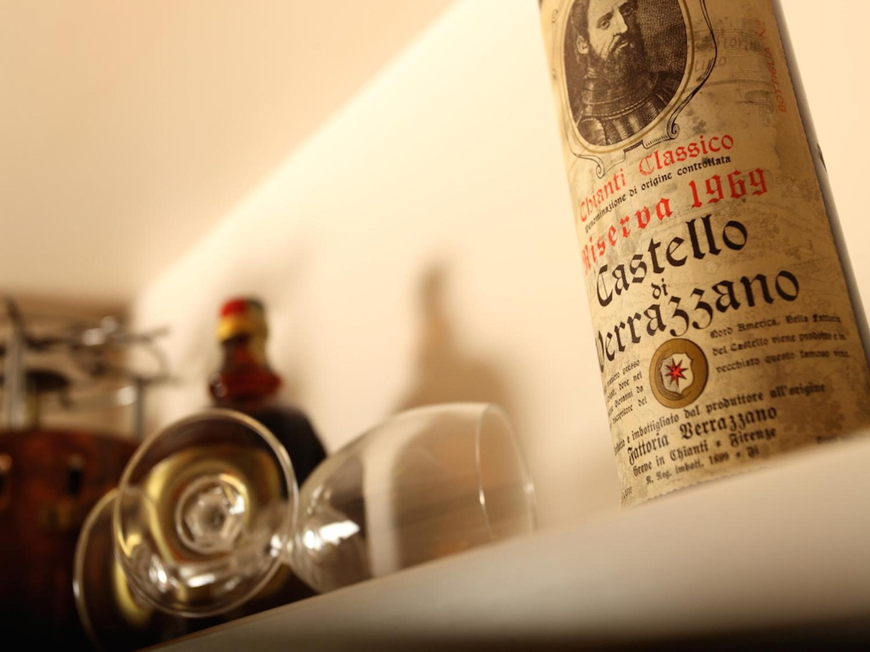 Una botella de vino Castello Verrazano con etiqueta que indica que es un vino clásico de 1969.