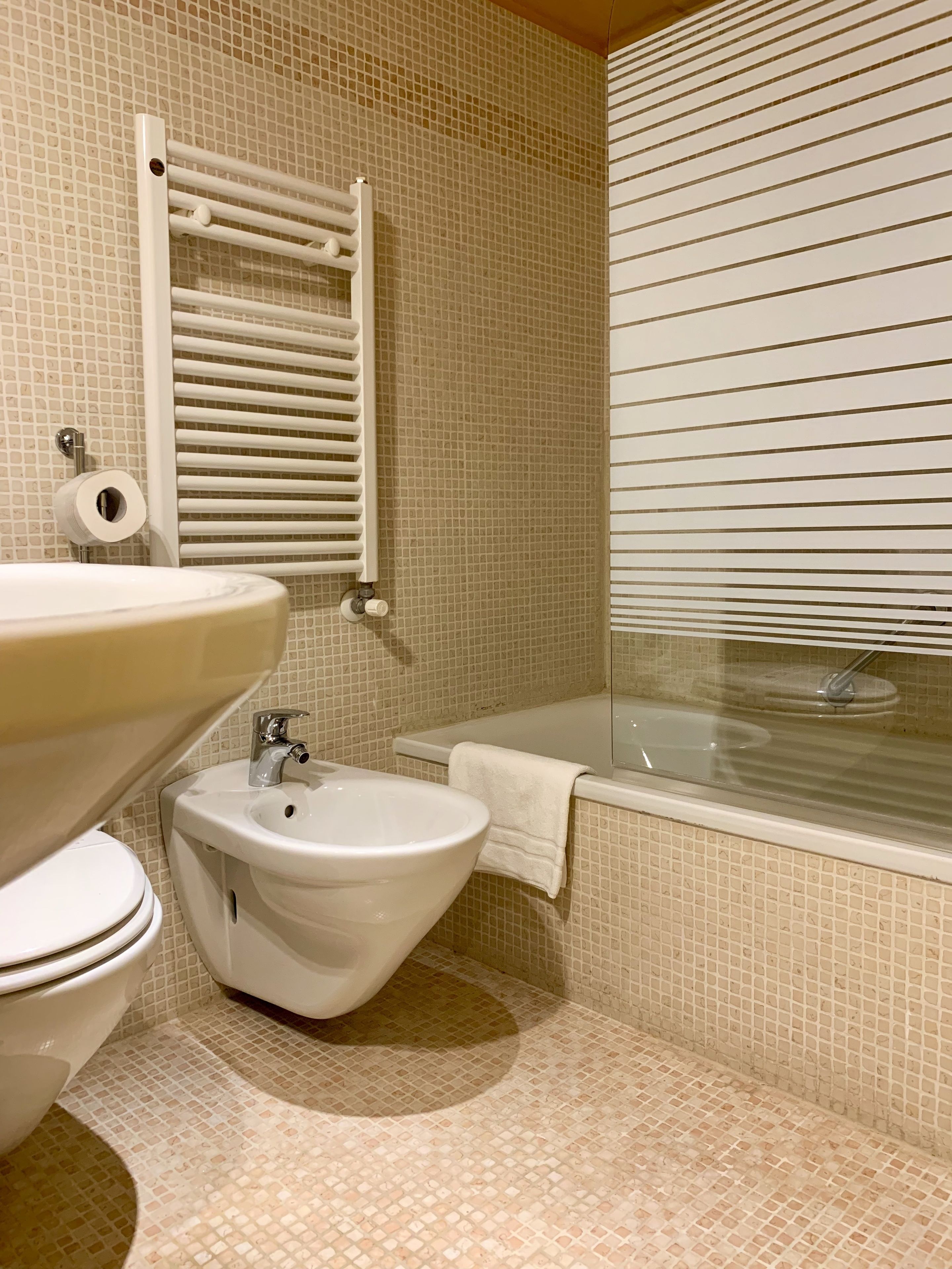 triple room | bathroom | free toiletries, hair dryer, slippers, bidet